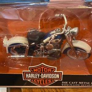Maisto Harley-Davidson 1958 FLH Duo-Glide diecast collectible